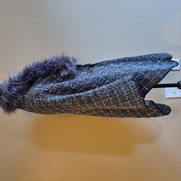 MODENA Faux Fur Trim Tweed Look Cape Toggle Closure - Picture 10 of 16